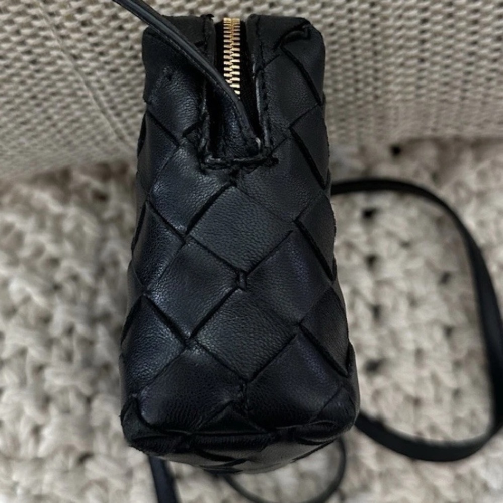 Bottega Veneta Intrecciato Shoulder Bag In Black Leather With Gold Hardware - Picture 11 of 15